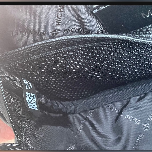 Michael Kors 3-In-1 Logo Travel Gift Set, New in Gift Box - Picture 8 of 15